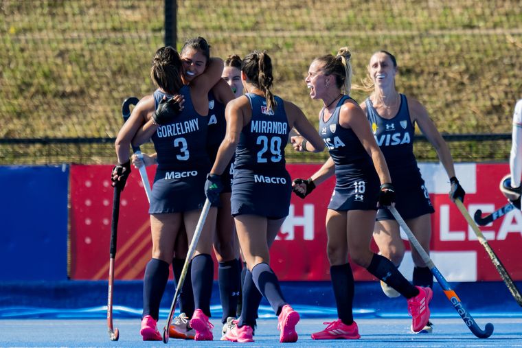 Las Leonas celebran uno de los tantos frente a India. 