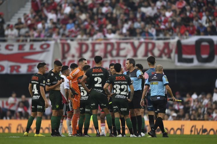 Rapallini suspendió el River-Defensa a los 25 minutos del primer tiempo Foto: Telam