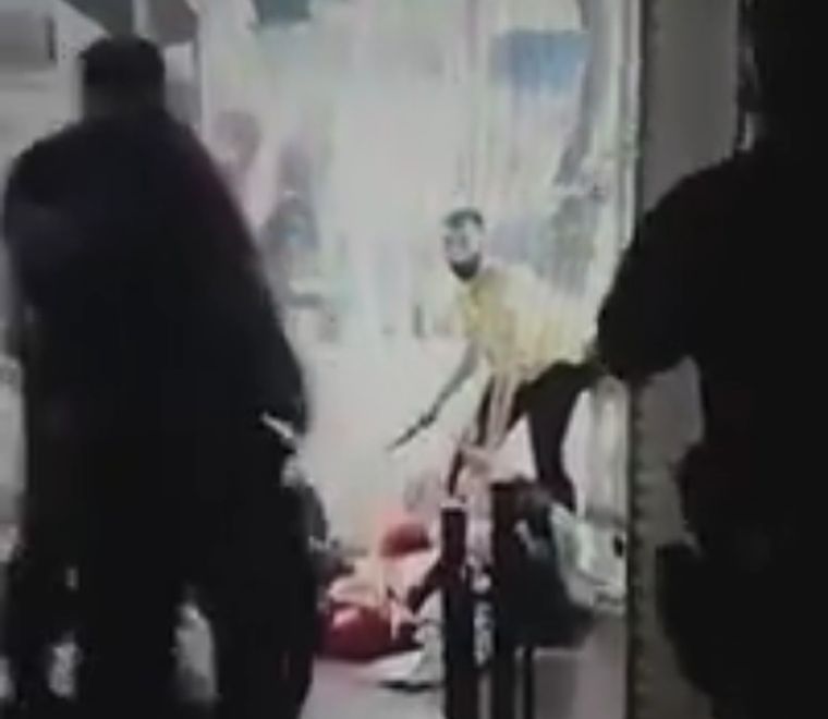 Violencia El sujeto en pleno ataque. Luego fue baleado por los efectivos.