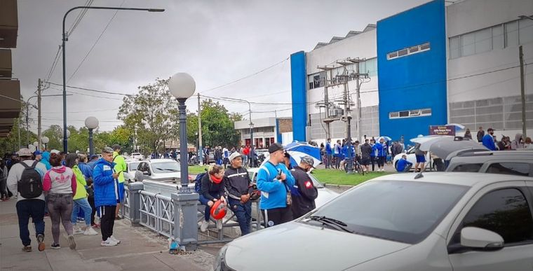 Espera Los hinchas aguardaron pacientemente bajo una lluvia que por momentos no daba tregua.