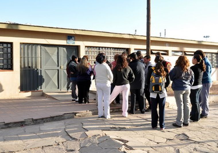 Los padres exigieron respuestas a los directivos del colegio. Foto: Nacho Gaffuri / MDZ
