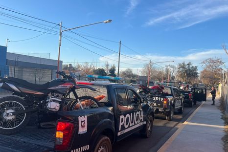 La policía secuestró nueve motos de la juntada de stunt. La policía secuestró nueve motos de la juntada de stunt.