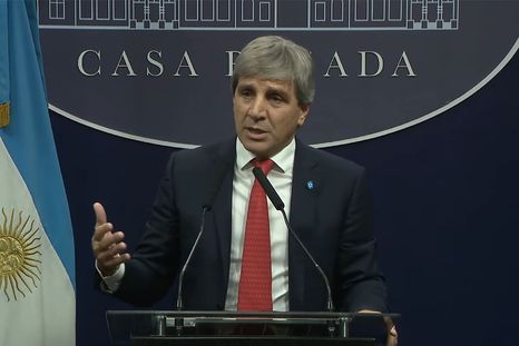El ministro de Economía Luis Caputo anunció que tras la colocación de bonos en dólares se despeja, de alguna manera, el perfil cercano de deuda soberana. El ministro de Economía Luis Caputo anunció que tras la colocación de bonos en dólares se despeja, de alguna manera, el perfil cercano de deuda soberana.