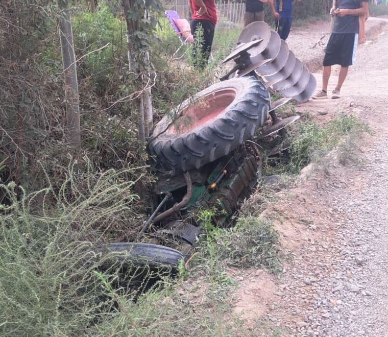 A raíz de las lesiones por la caída, el conductor fue internado en un hospital de la zona. A raíz de las lesiones por la caída, el conductor fue internado en un hospital de la zona. 