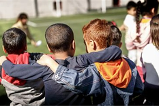 En una era marcada por el ciberacoso, la violencia digital y el individualismo, los hallazgos de esta investigación ofrecen un mensaje alentado. En una era marcada por el ciberacoso, la violencia digital y el individualismo, los hallazgos de esta investigación ofrecen un mensaje alentado.