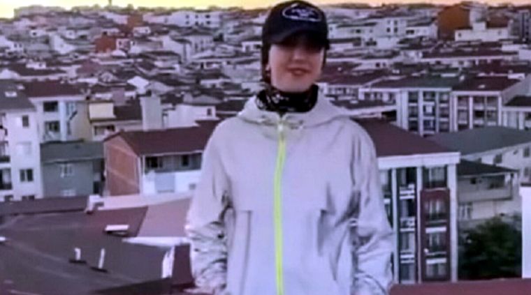 Kubra Dogan resbaló y cayó al vacío. Foto: Somosfan.