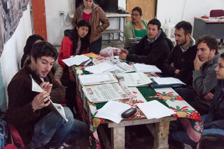 Joaquín Ramos, director de Mundo Villa, junto con sus alumnos en el 2008. Foto: gentileza Joaquín Ramos. Joaquín Ramos, director de Mundo Villa, junto con sus alumnos en el 2008. Foto: gentileza Joaquín Ramos.
