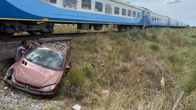 Mar del Plata: un tren arrolló a un auto en la Autovía 2 y dejó tres heridos, uno de ellos grave Mar del Plata: un tren arrolló a un auto en la Autovía 2 y dejó tres heridos, uno de ellos grave