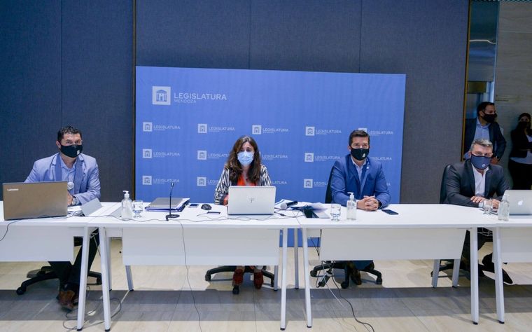 La ministra Nadal y autoridades legislativas durante la presentación del presupuesto del año próximo. Foto: Prensa Legislatura