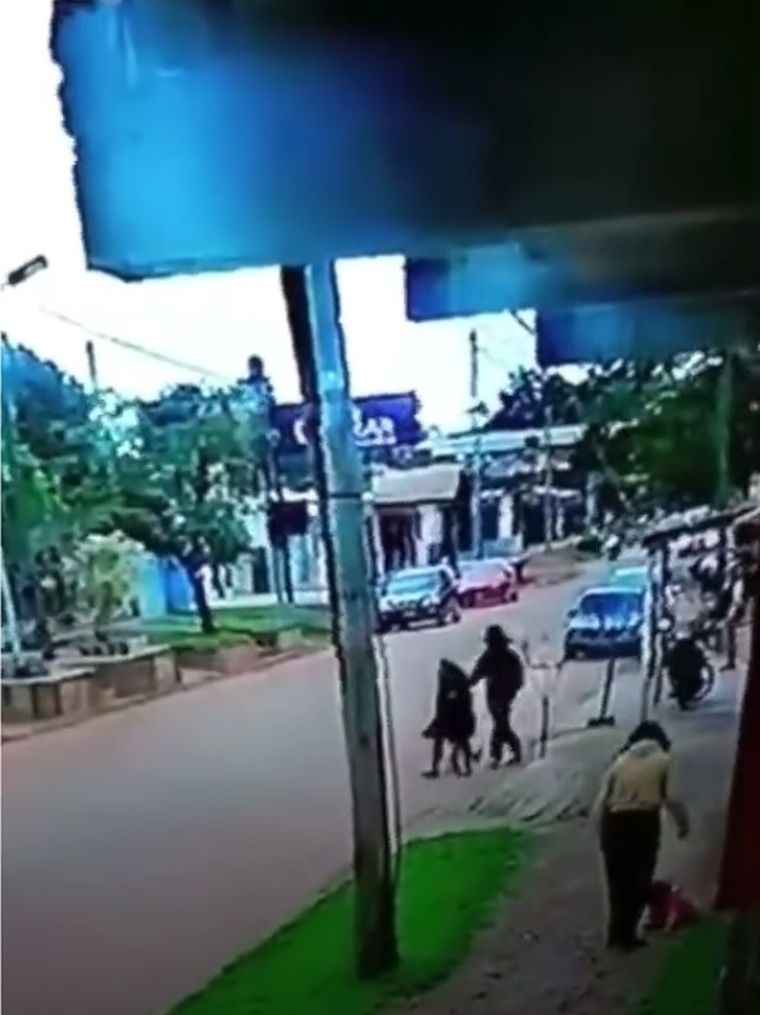 El violento hecho quedó grabado por las cámaras de la zona