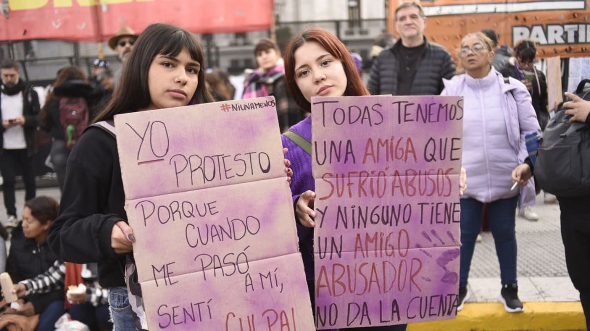 Carteles, pañuelos violetas y fuertes consignas: las imágenes de la marcha de Ni Una Menos