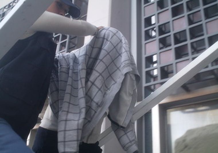 La esposa de Aroldo Domínguez llegando al Palacio Policial. Foto: MDZ