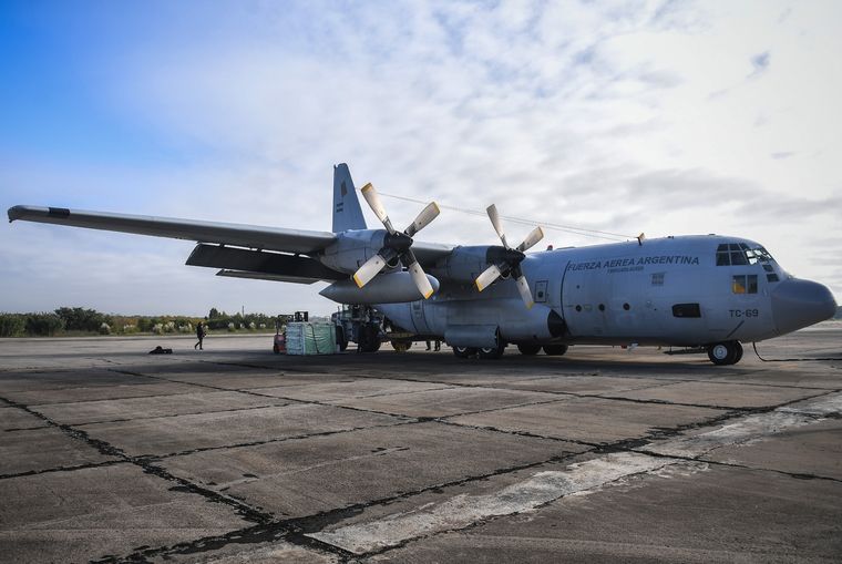El avión de la Fuerza Aérea ya está en viaje para repartir respiradores e insumos médicos