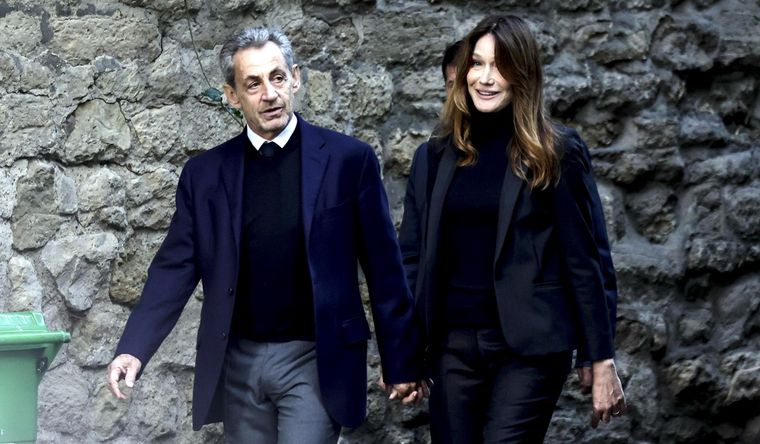 Nicolás Sarkozy deberá cumplir condena en la cárcel, mientras Francia revisa su caso. Foto Efe