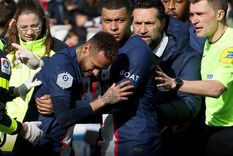 Mbappé asiste a Neymar tras sufrir la lesión. Foto: EFE