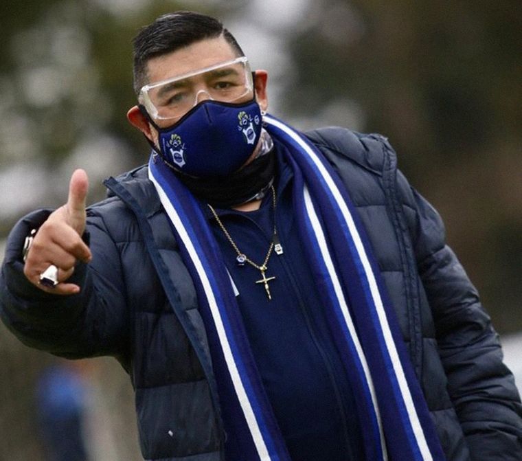 El 30 de octubre de 2020 Maradona estuvo presente solo unos minutos en la vuelta del fútbol argentino en medio de la pandemia, donde su equipo, Gimnasia, goleó 3-0 a Patronato en La Plata. Foto: Prensa GELP