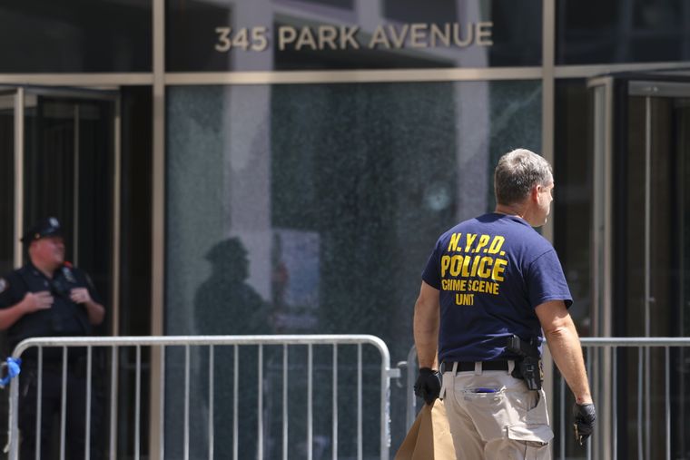 Según un informe de la comisionada de la Policía de Nueva York, el tirador buscaba llegar a la oficina de la NFL