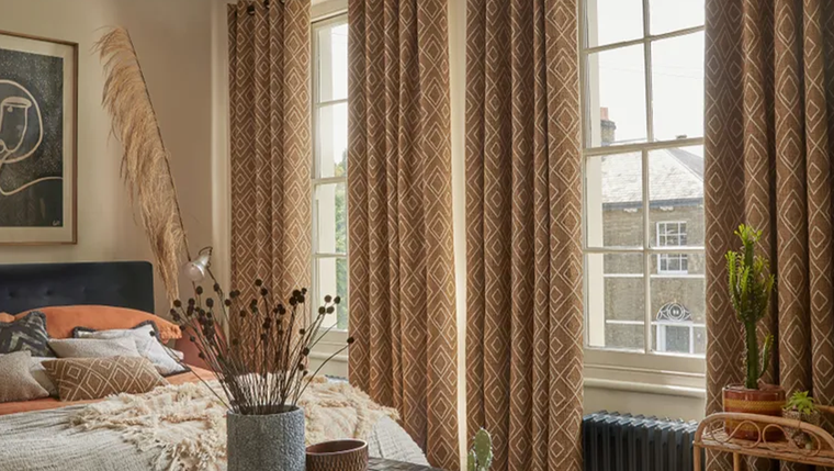 Soluciones temporales como paneles de espuma y muebles gruesos pueden ser más económicas que optar directamente por la construcción. Foto: homesandgardens.com