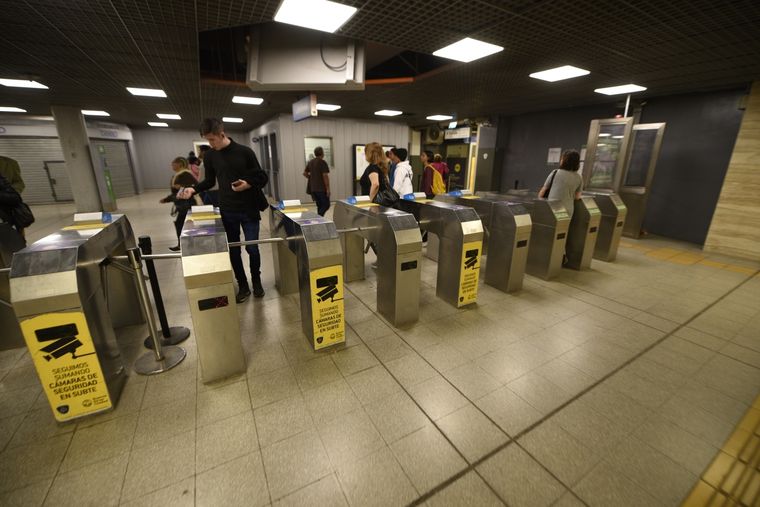 Millones de personas eligen el subte para transportarse a diario. Millones de personas eligen el subte para transportarse a diario.