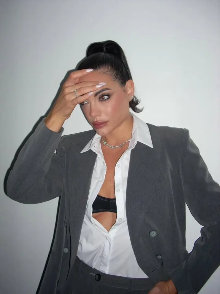 La actriz mostró cómo llevar lo formal al terreno fashion. La actriz mostró cómo llevar lo formal al terreno fashion.