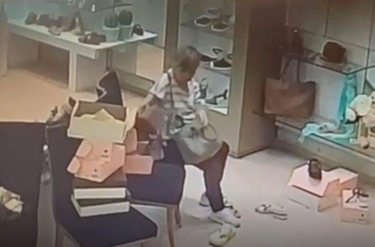 El momento en que la mechera concretó el robo de una cartera.&nbsp;