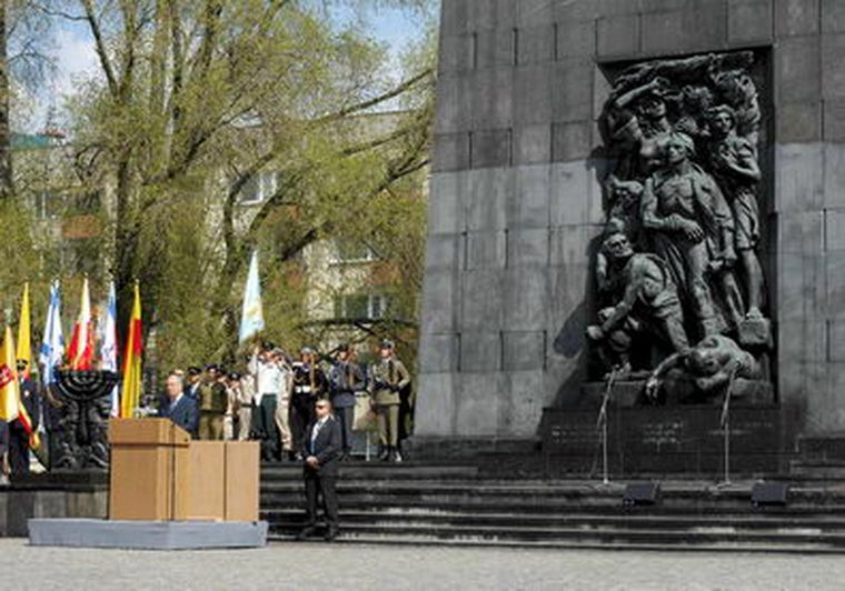 El presidente de Israel, Shimon Peres, da un discurso en el monumento a los héroes del gueto de Varsovia en Polonia Foto: EFE