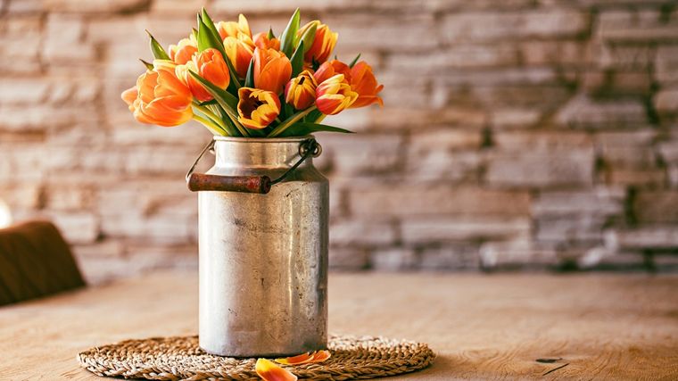 Un centro de mes con tulipanes. Foto: Pixabay - pixabay.com