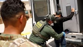 Agentes de la patrulla fronteriza de Estados Unidos detienen a un migrante en el estado estadounidense de Nuevo México. Foto: REUTERS