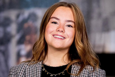 la princesa ariane, hija pequena de maxima de los paises bajos, llama la atencion con un increible outfit