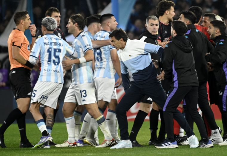 Gustavo Costas se disculpó por su arremetida contra Lamolina tras la derrota de Racing.