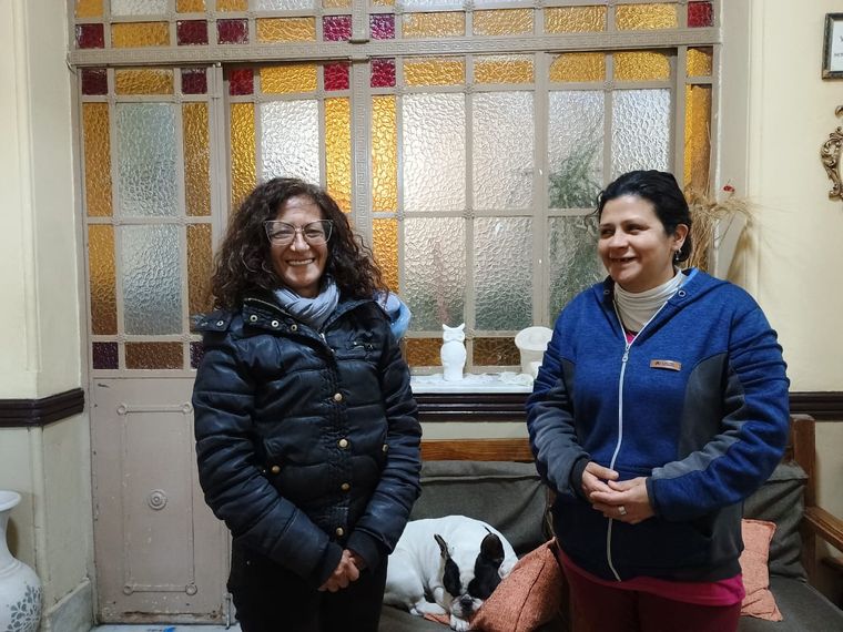 Silvia, Roxana y la mascota estrella del hogar: Maxi. Silvia, Roxana y la mascota estrella del hogar: Maxi.