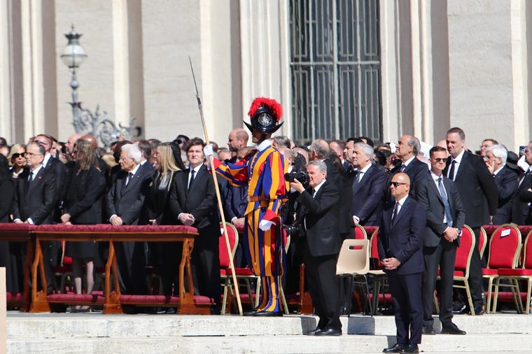 Javier Milei, junto a la comitiva argentina, en las exequias del Papa Francisco. Foto: Presidencia