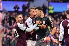 El gigante europeo que tiene en carpeta al Dibu Martínez y avanzaría en las negociaciones para ficharlo. El gigante europeo que tiene en carpeta al Dibu Martínez y avanzaría en las negociaciones para ficharlo.