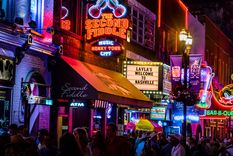 Lower Broadway, conocida como la autopista Honky Tonk de Nashville.