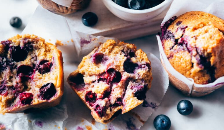 Cómo hacer muffins de arándanos esponjosos: receta paso a paso Foto: Shutterstock