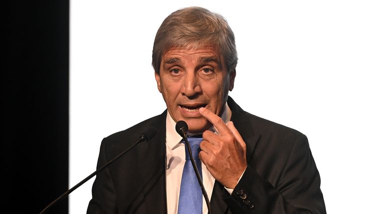 El ministro Luis Caputo está encima de los números, evaluando ingresos y gastos para poder cumplir con la meta de superávit fiscal primario fijada pro el Fondo Monetario Internacional.