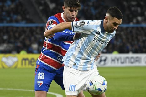 Maravilla Martínez y un golazo infernal. (Foto: Fotobaires) Maravilla Martínez y un golazo infernal. (Foto: Fotobaires)