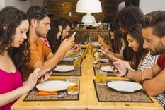 Mirando el celular y sin conexión entre nosotros mismos.