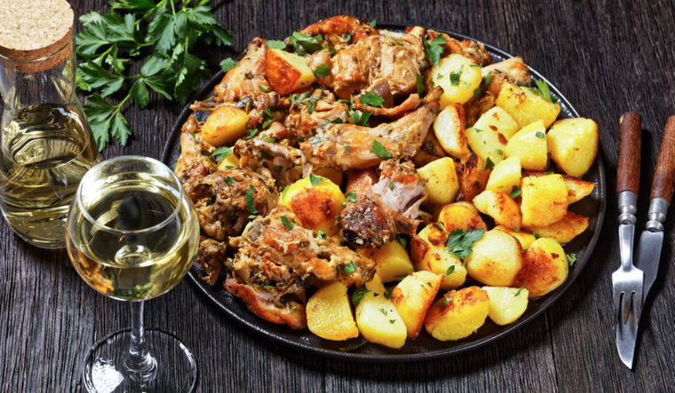 Cocina como un chef: receta impecable de conejo al ajillo Foto: Shutterstock
