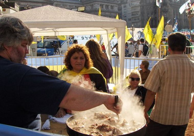 Una postal: carne a la olla en la puerta del Congreso. Foto: Andrea Calderón / MDZ