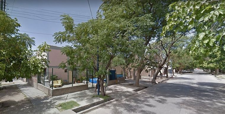 El joven se encontraba en su vivienda cuando recibió dos impactos de bala