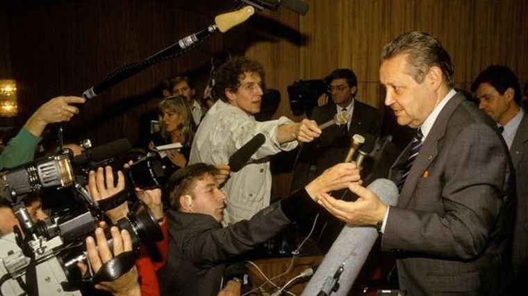 Foto: GETTY IMAGES. Lo que habría sido una rueda de prensa aburrida se convirtió en un momento histórico cuando Ehrman le preguntó a Günter Schabowski sobre el levantamiento de las restricciones a los viajes.