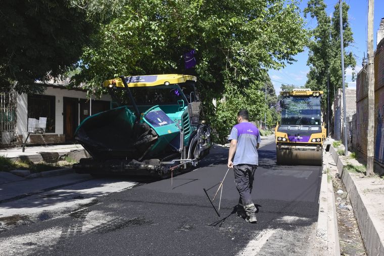 Los municipios del Gran Mendoza tienen su propia maquinaria para asfaltar. Foto: Municipalidad de Guaymallén