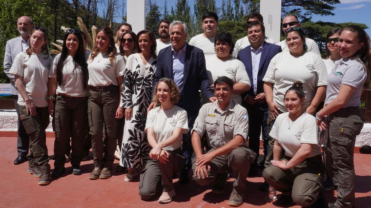 El gobernador Alfredo Cornejo y el intendente de Las Heras, Francisco Lo Presti, junto a los trabajadores de la Reserva Natural Villavicencio. El gobernador Alfredo Cornejo y el intendente de Las Heras, Francisco Lo Presti, junto a los trabajadores de la Reserva Natural Villavicencio.