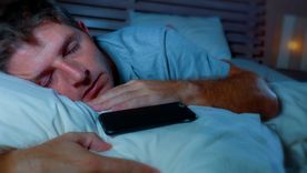 El uso nocturno del celular impacta en la calidad del sueño, aumentando el riesgo de fatiga. El uso nocturno del celular impacta en la calidad del sueño, aumentando el riesgo de fatiga.