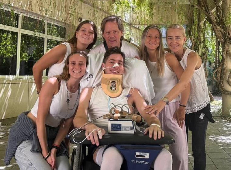 Los papás de Juan Cruz, sus hermanas y su novia, incondicionales.