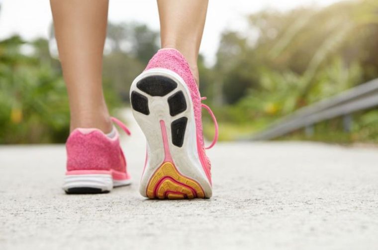 La caminata es uno de los ejercicios más populares Foto: Shutterstock