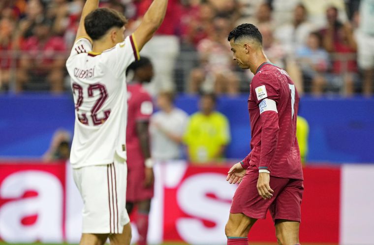 Cristiano Ronaldo vivió una de las noches más dolorosas de su carrera Portugal quedó eliminada y el astro se despidió de su último Mundial entre lágrimas. Cristiano Ronaldo vivió una de las noches más dolorosas de su carrera Portugal quedó eliminada y el astro se despidió de su último Mundial entre lágrimas.