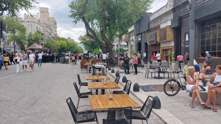 Luego de una obra que se extendió más de lo esperado, la Sarmiento reabrió y los locales gastronómicos apuestan a recuperar clientes. Luego de una obra que se extendió más de lo esperado, la Sarmiento reabrió y los locales gastronómicos apuestan a recuperar clientes.