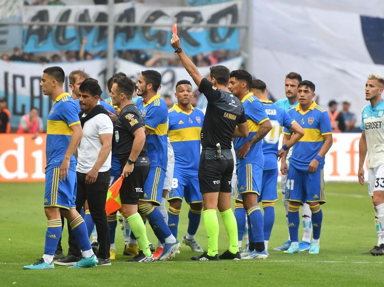 La última final entre Boca y Racing, por el Trofeo de Campeones, terminó en escándalo. Foto: Telam